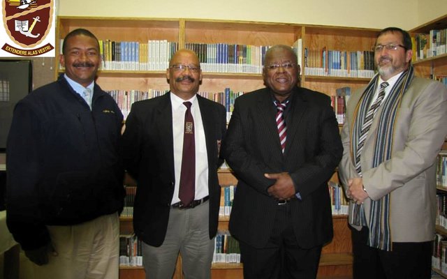 â€˜n Groot oomblik vir die omgewing se skoolhoofde, met vlnr mnr Tommy Volkwyn (Gansbaai PrimÃªr), mnr Tommy Wilson (Gansbaai Academia), prof Jonathan Jansen (UOVS) en mnr Kobus Koekemoer (Laerskool Okkie Smuts)    (Foto: Liezel Mostert)